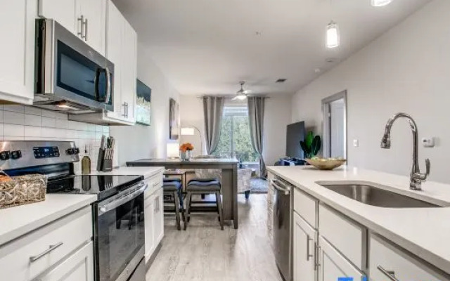 Luxury Riverwalk Condo Pool, Balcony, Parking