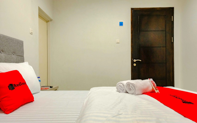 RedDoorz near Pasar Baru 3