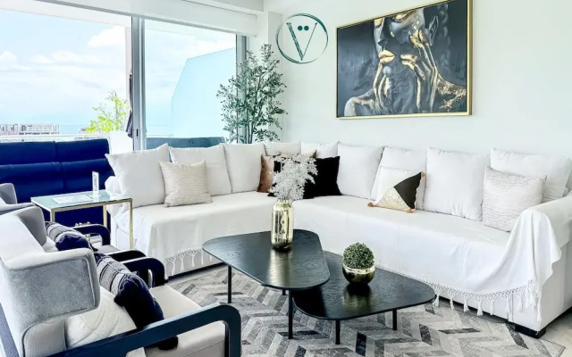 Luxury 2BR Bolongo Ocean View Private Beach
