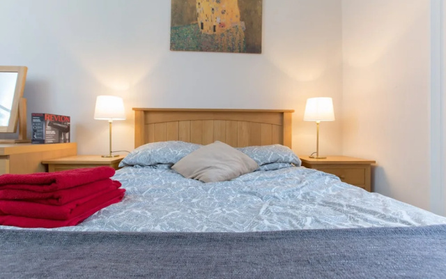Spacious, Bright 5-br Flat for 10 in Edinburgh