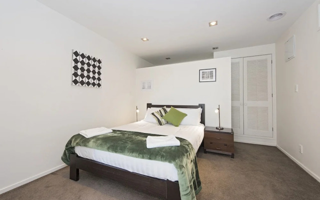 Perfect Central Location, 1/2 way CBD & Airport