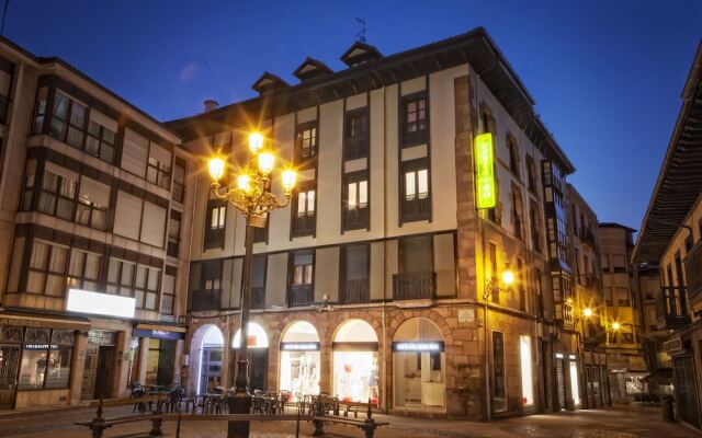 Отель Hostal Boutique Puerta del Sol Испания, Торрелавега - отзывы, цены и фото номеров - забронировать отель Hostal Boutique Puerta del Sol онлайн вид на фасад
