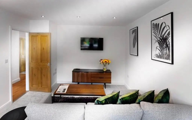Sunninghill Village - 2 Bed - Parking and garden