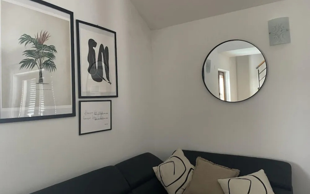 2 Bed Flat - Sleeps 6 - Pool - Garden - Parking