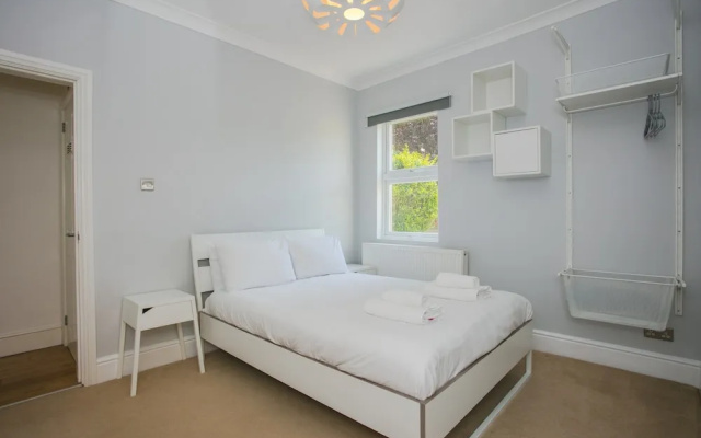 Three Bedroom Apartment in Willesden Green