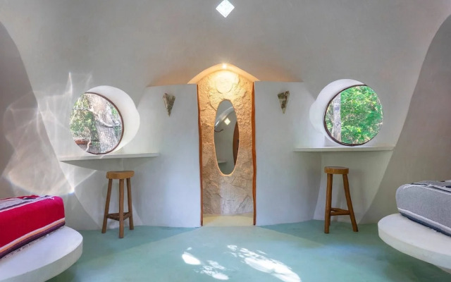 Room-unique Jungle Dome 2 Queen Beds