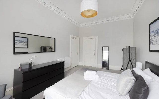 JOIVY 4-Bed Stylish Flat In Edinburgh City Centre