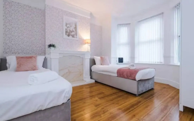 Spacious 4-Bed House Manchester