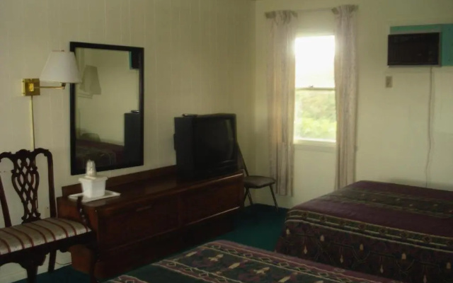 Thruway Holiday Motel