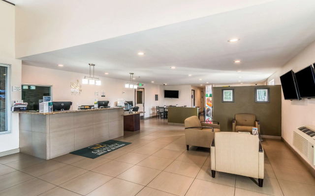 Quality Inn & Suites near Downtown Bakersfield