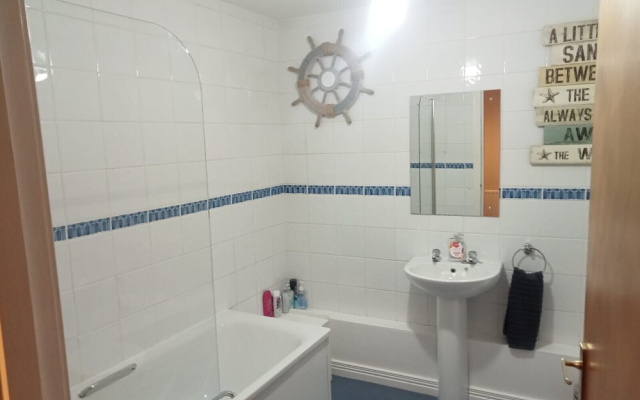 Central 2-bed Apt, Sleeps 5 Above Great Derry Pub