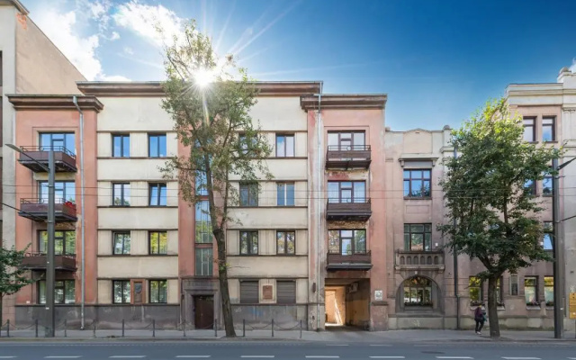 Downtown 4BD Master Apartment by Hostlovers