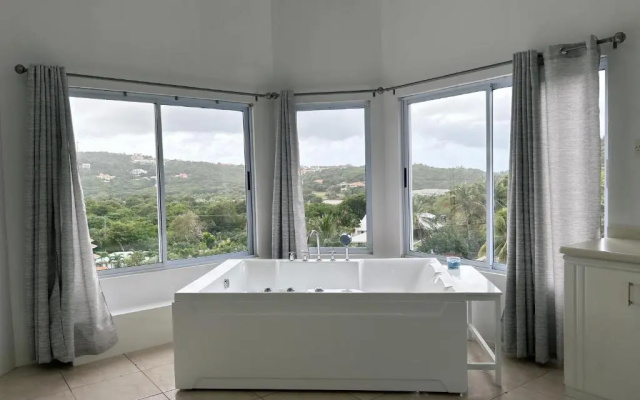Luxury 5BD Villa - Massive Pool & Outdoor Vibe