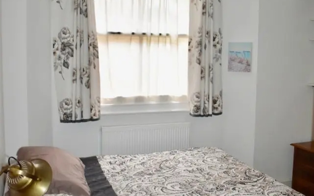 1 Bedroom Apartment Close to Seafront