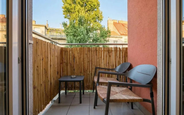Central Vienna Modern 1BR Apt Balcony
