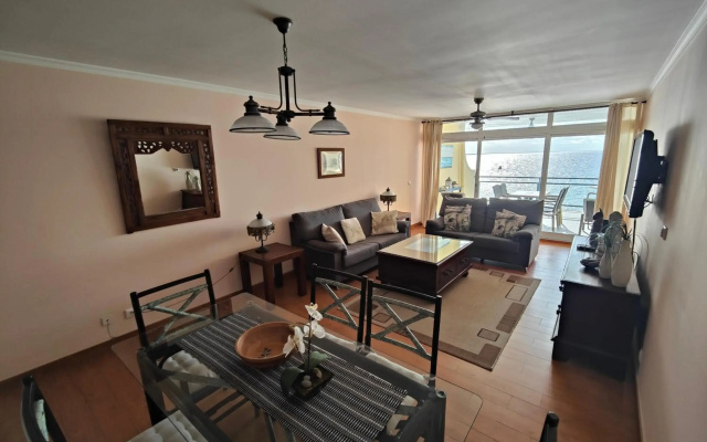 By the Beach & Pool Apartment