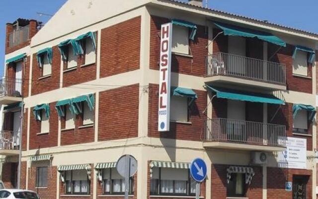 Отель Hostal Rodes вид на фасад