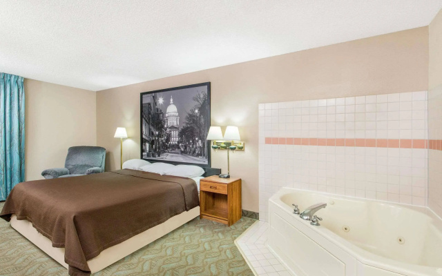 Super 8 by Wyndham Dodgeville