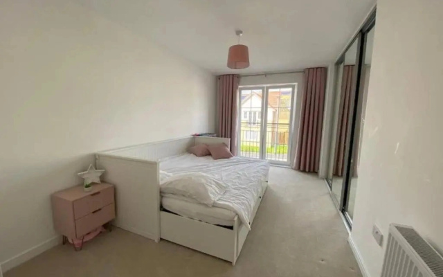 Beautiful 4 Bedroom 3 Beds House in Glasgow