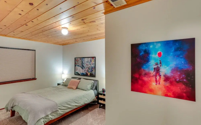 Crestline Cabin: Mountain Views & Fire Pit!