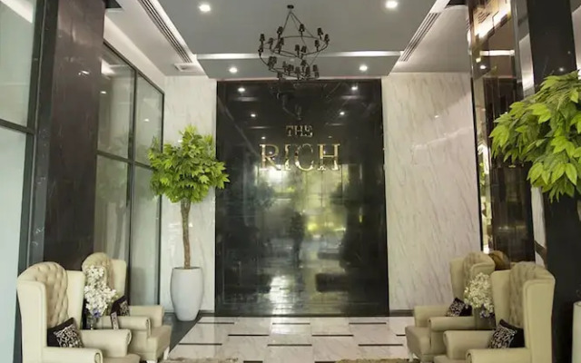 Locals Bangkok The Rich Sathorn-Taksin