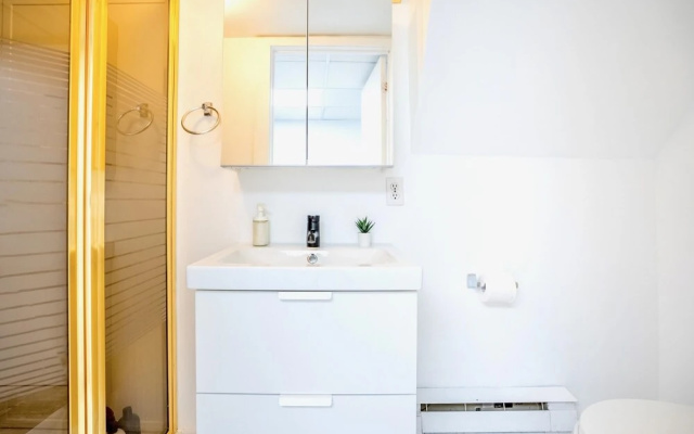 4BR Family Home - Sleeps 9 - w Private Pool Hot Tub