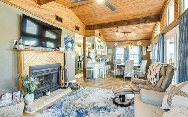 Fish, Crab, Unwind! Canal-front Gem in Galveston