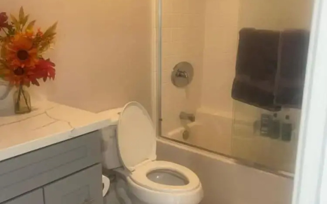 Modern LA Stay – Private Room & Bathroom