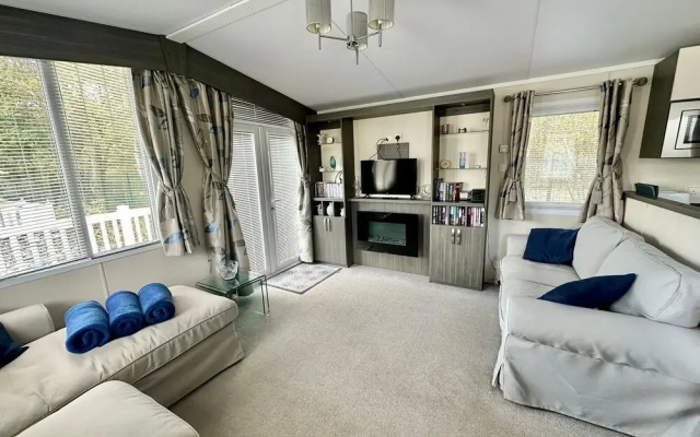 Caravan - Sleeps 4 - Pool - Pet Friendly