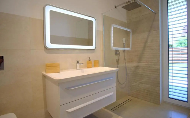 Max White Apartments