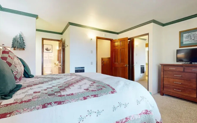 Meadow Ridge 28 Spacious and Secluded, Private Washer Dryer, Close to Eagle by RedAwning