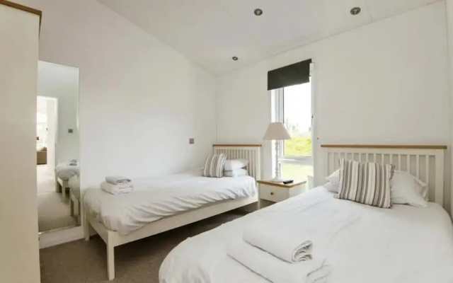 Lodge Sleeps 6 With Private Hot Tub