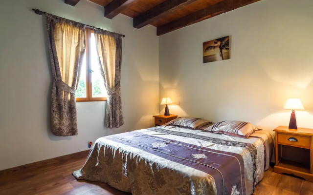 Quaint Holiday Home in Blanquefort-sur-Briolance with Private Pool