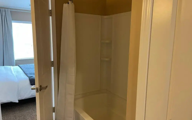 Cozy Dublin Penthouse 2BR W D Wifi