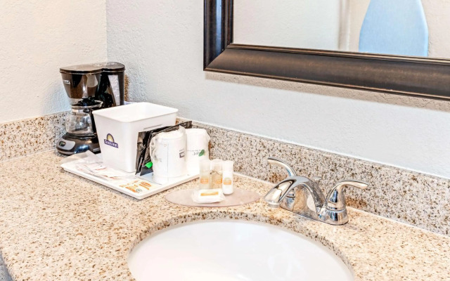 Cabana Inn & Suites
