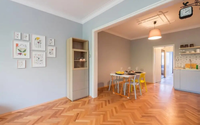 FM Deluxe 1-BDR Apartment - Style Meets Charm