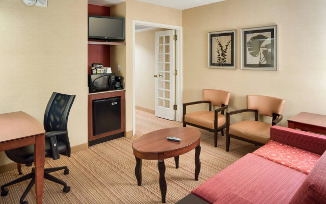 Courtyard By Marriott Shelton