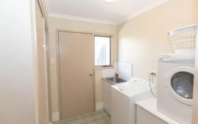 Acacia 5/2 Kirwan Close