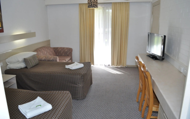 Black Dolphin Motel Apartments