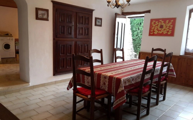 Snug Farmhouse in Provence-alpes-riviera With Swimming Pool