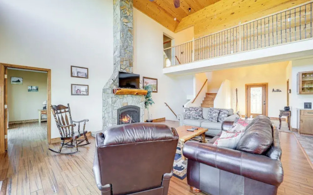 Mountain-view Deck: Group Getaway in Fleetwood