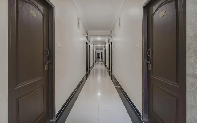 SPOT ON 72596 Royal Regency