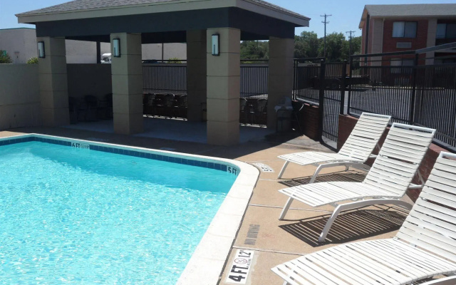 12 Oaks Hotel