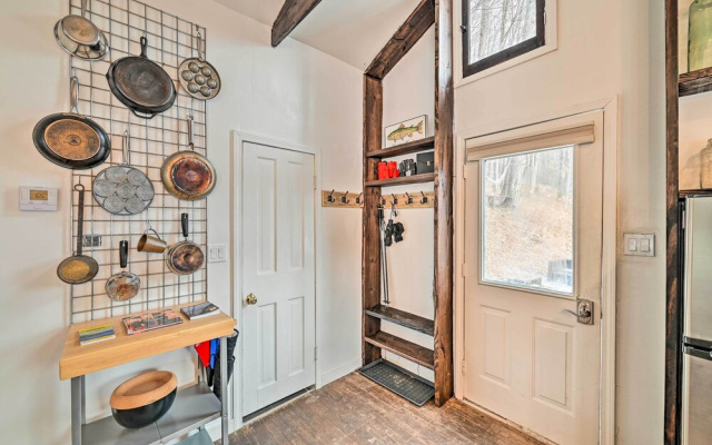 Chic Prattsville Studio w/ Private Hot Tub!