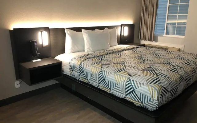 Econo Lodge Inn & Suites