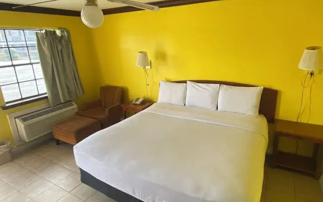 Evergreen Plaza Inn