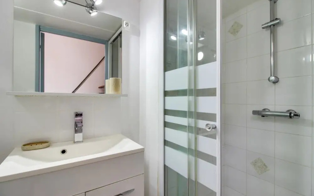 Beautiful Flat Fits 2 in Jules Ferry