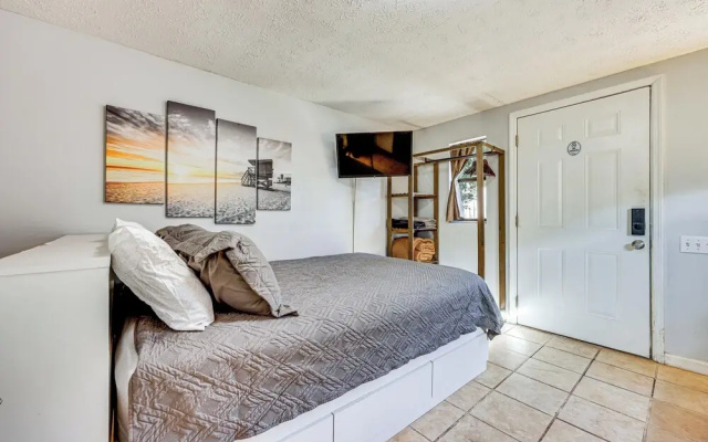 Nurse-ready Guesthouse 3 Mi to Dtwn Jacksonville!