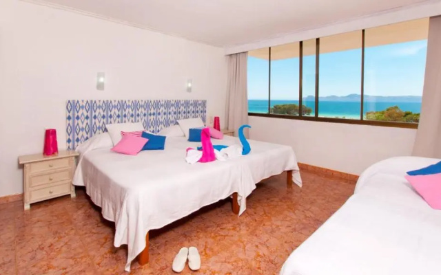 Apartment The Shell II, beach views and pool