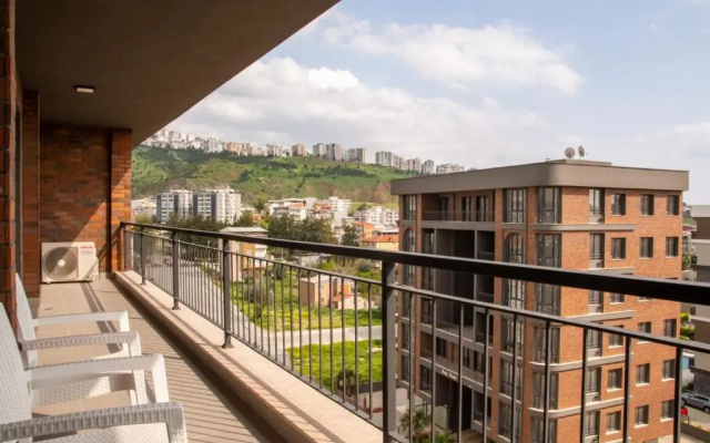 Spacious and Furnished Flat with Balcony in Izmir
